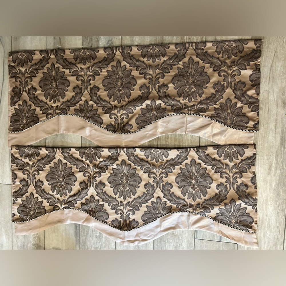 2 Luxury Brown Curtain panels. Each panel 50 in x 20 inches - Picture 8 of 8